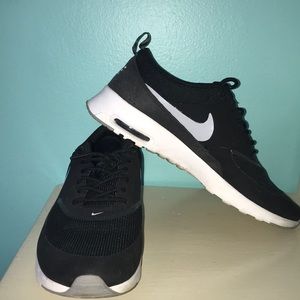 Black like-new Nike sneakers